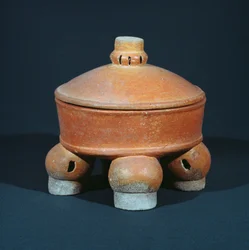 Tigela de tetrápodes coberta, de Tikal, Peten, Guatemala, período clássico inicial (c.200-600 dC) (cerâmica)